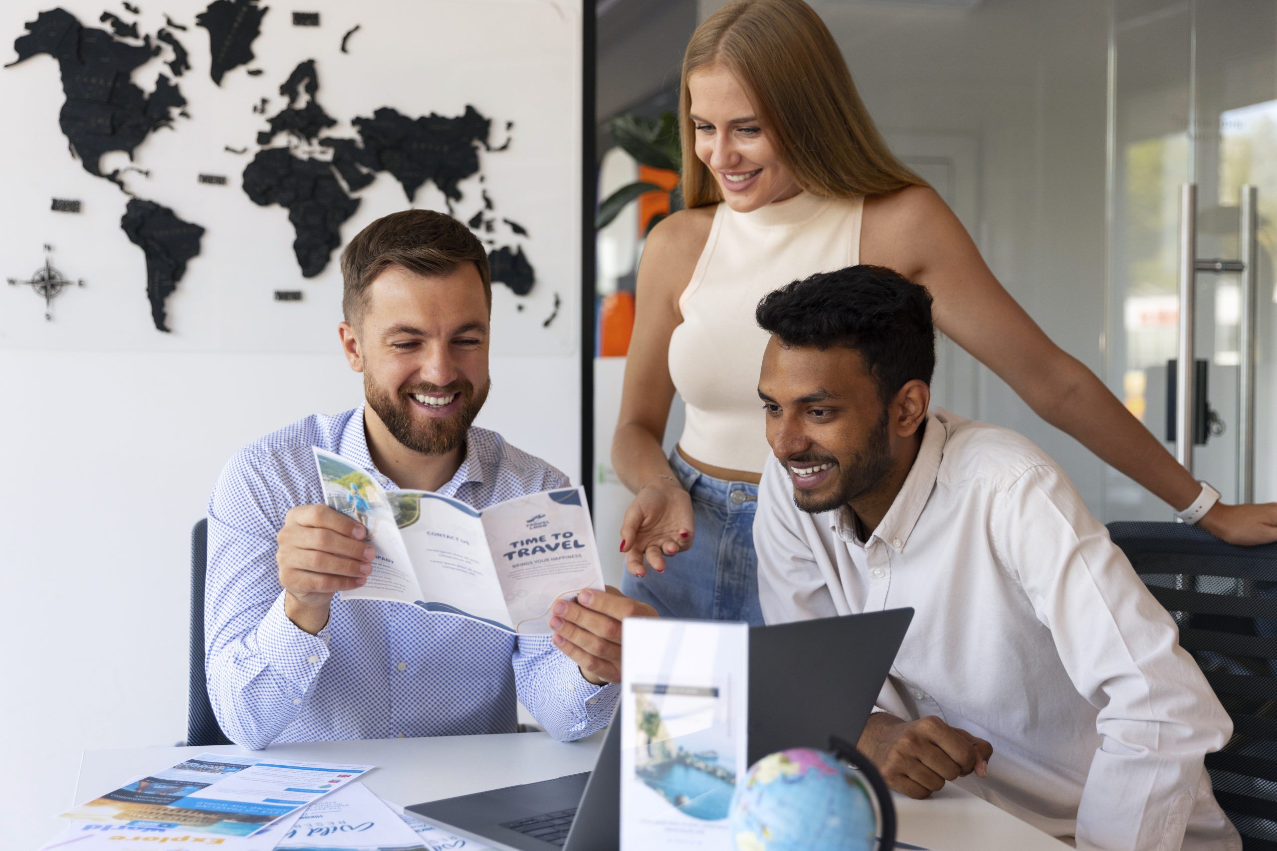 personas de plano medio en agencia de viajes